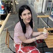 Diplomata al liceo classico, laurea in lingue e logopedia